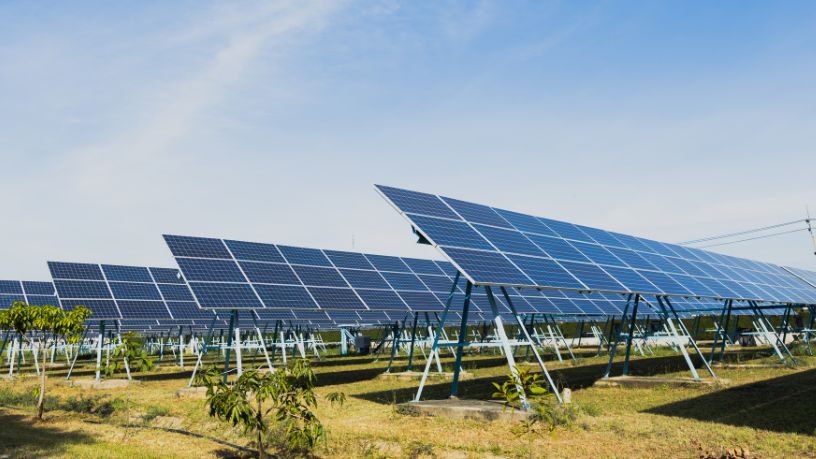 Teciomar Ábila questiona quando a energia solar vai impulsionar de vez a revolução sustentável nas estradas brasileiras.