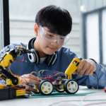 Sérgio Bento De Araújo analisa como a robótica nas escolas estimula o pensamento crítico e prepara alunos para o mundo tecnológico.