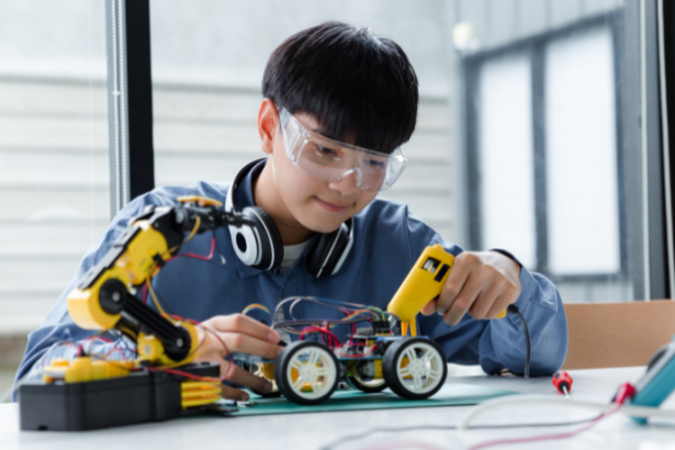 Sérgio Bento De Araújo analisa como a robótica nas escolas estimula o pensamento crítico e prepara alunos para o mundo tecnológico.
