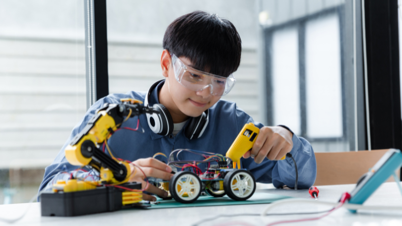 Sérgio Bento De Araújo analisa como a robótica nas escolas estimula o pensamento crítico e prepara alunos para o mundo tecnológico.