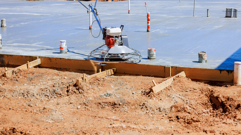 Segundo Valderci Malagosini Machado, a regularização da superfície é o fator decisivo para um contrapiso durável e bem executado em ambientes internos.