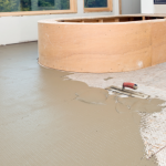 Valderci Malagosini Machado destaca por que a regularização da superfície é essencial para garantir a qualidade do contrapiso em áreas internas.