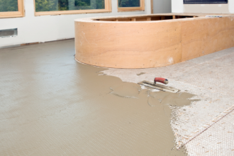 Valderci Malagosini Machado destaca por que a regularização da superfície é essencial para garantir a qualidade do contrapiso em áreas internas.