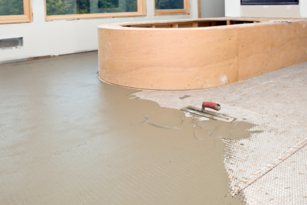 Valderci Malagosini Machado destaca por que a regularização da superfície é essencial para garantir a qualidade do contrapiso em áreas internas.