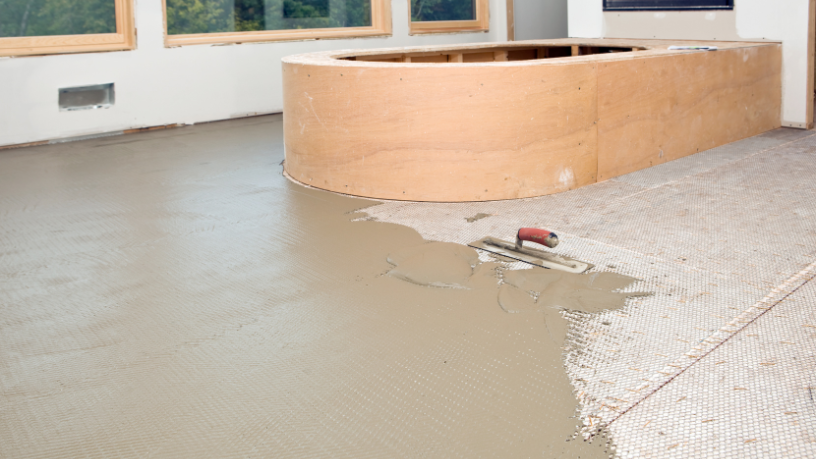 Valderci Malagosini Machado destaca por que a regularização da superfície é essencial para garantir a qualidade do contrapiso em áreas internas.