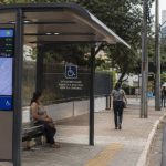 Abrigos de ônibus inteligentes: como tecnologia e acessibilidade estão transformando a mobilidade urbana no Brasil