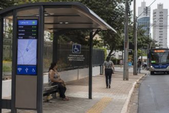 Abrigos de ônibus inteligentes: como tecnologia e acessibilidade estão transformando a mobilidade urbana no Brasil