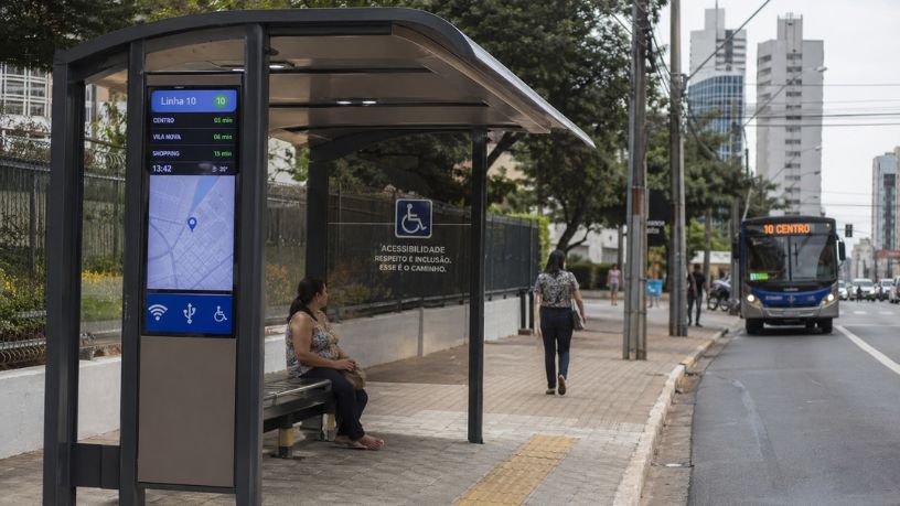 Abrigos de ônibus inteligentes: como tecnologia e acessibilidade estão transformando a mobilidade urbana no Brasil