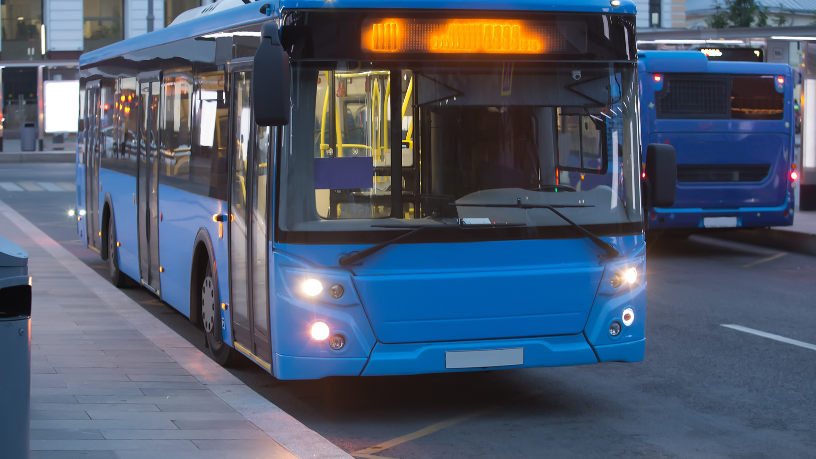 Ônibus elétricos de piso alto em São Paulo: avanço tecnológico ou alerta para a acessibilidade?