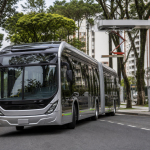 Ônibus do transporte coletivo de Curitiba em via urbana, representando a nova concessão e a transição para veículos elétricos