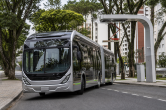 Ônibus do transporte coletivo de Curitiba em via urbana, representando a nova concessão e a transição para veículos elétricos