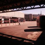 Terminal rodoviário movimentado no Rio de Janeiro, com ônibus e passageiros em circulação.