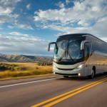 Ônibus rodoviário moderno em estrada brasileira durante uma viagem interestadual