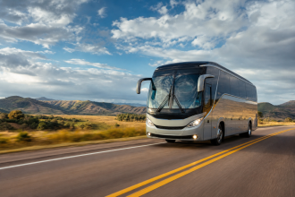 Ônibus rodoviário moderno em estrada brasileira durante uma viagem interestadual