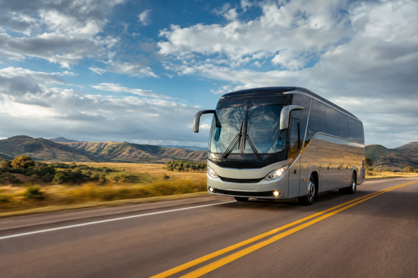 Ônibus rodoviário moderno em estrada brasileira durante uma viagem interestadual